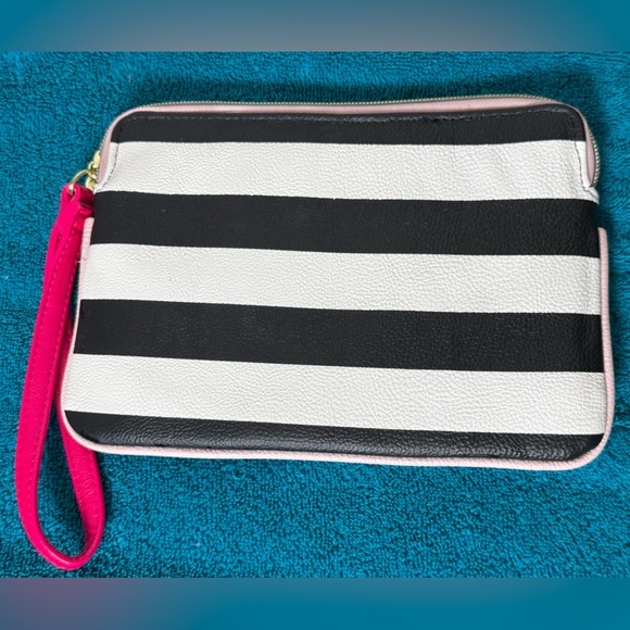 Betsey Johnson Luv 🦩Flamingos 🦩 Padded Wristlet Clutch Makeup Or Travel Bag 🦩💗🦩 - Picture 2 of 6